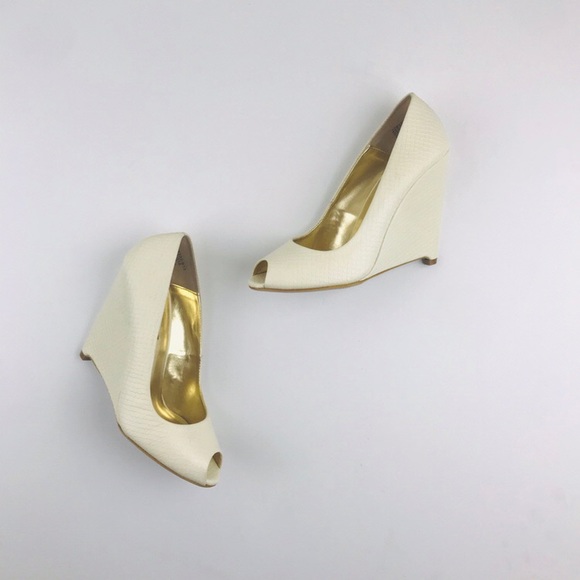🌟Colin Stuart Peep Toe Wedge in Cream 🌟 - Picture 3 of 12